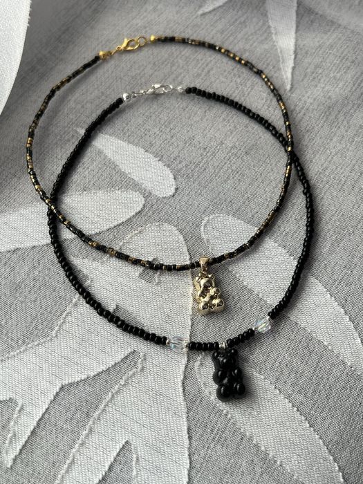 Чоукъри, колиета и гривни с мъниста и висулка мече