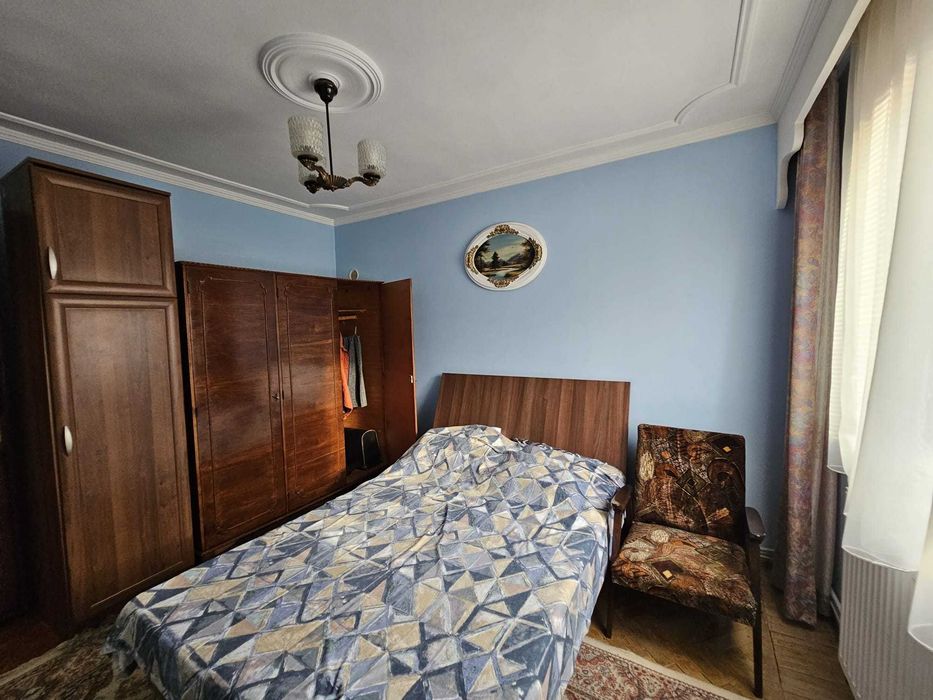 Apartament 2 camere, etaj III, intrarea din spate a Colegiului National Matei Basarab (Pedagogic)