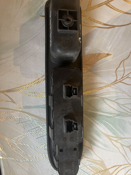 Кнопки стеклоподьемников Пежо 307.