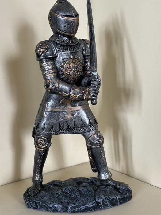 Продам статуэтку рыцаря