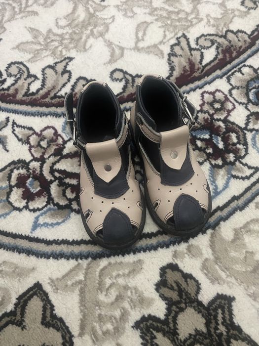 Ortapedik oyoq kiyim yassi oyoqlar uchun