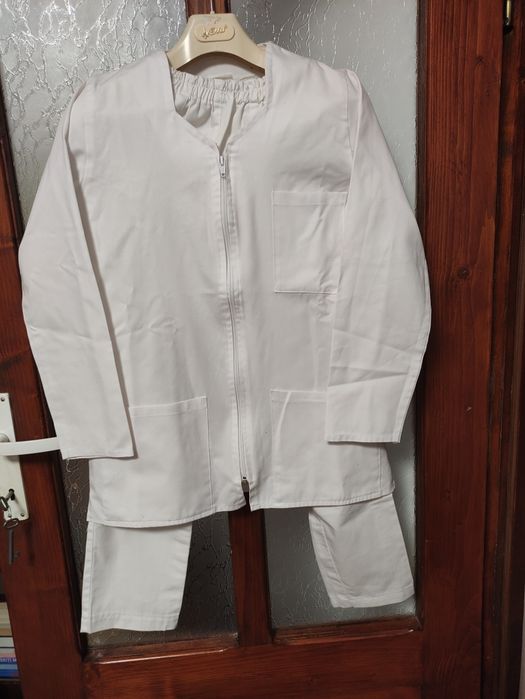 Vând costume medicale  damă