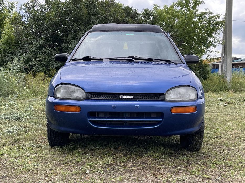 Машина Mazda 121