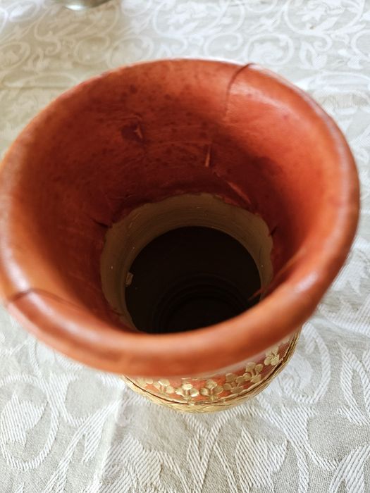 Уникална ваза облечена в кожа