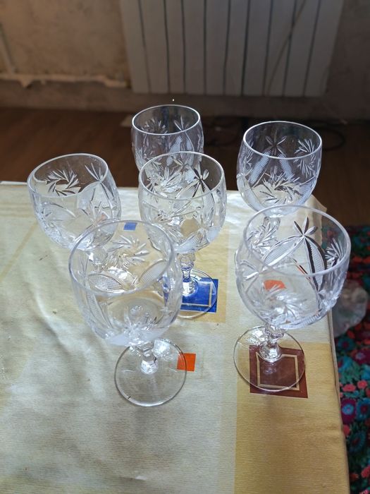 Хрустальные бокалы большие и маленькие