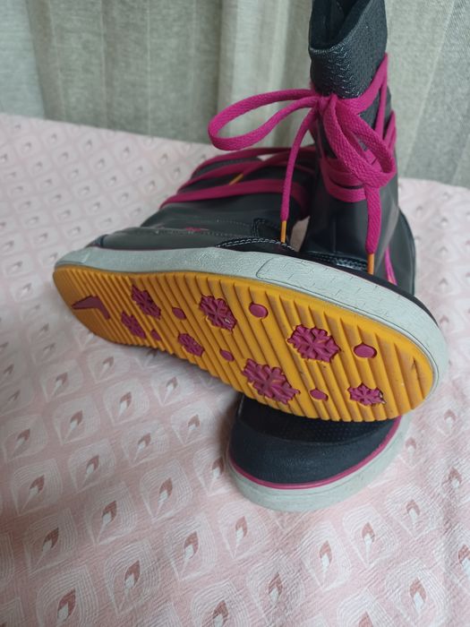ДЕТСКИ БОТУШИ NIKE ELLI DEMI BOOT
номер38.5 или 24см. Малко са използв