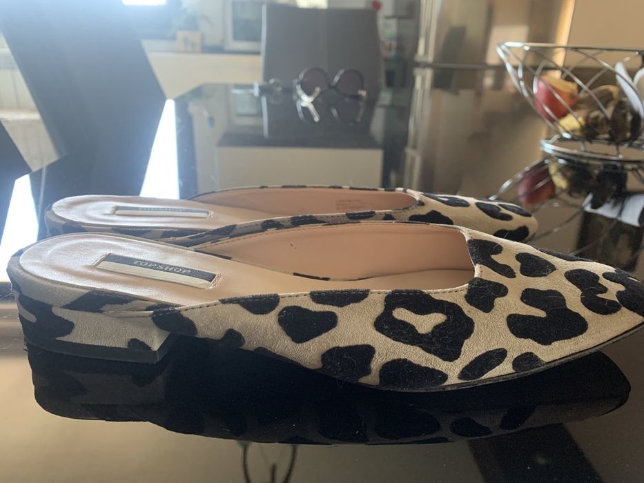 Супер актуални дамски чехли. Естествен велур с принт. Отговарят на37 н