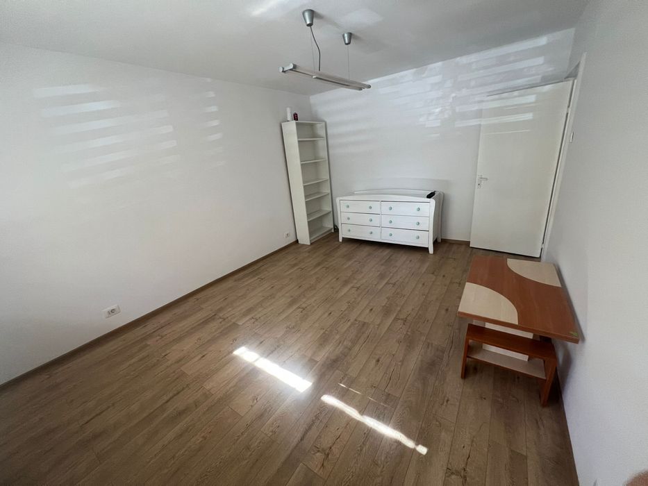 Închiriez apartament 2 camere, pretabil birou sau cabinet.