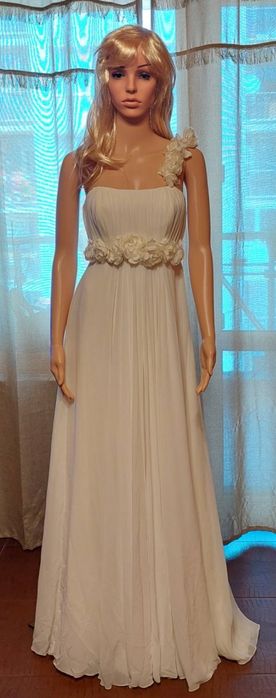 Нежна и ефирна булченска рокля и елегантно тънко палтенце с колан