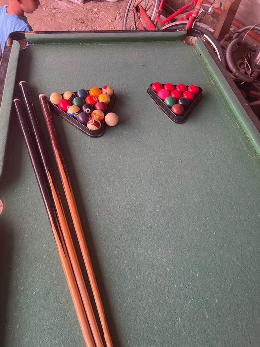 Беляртна маса тенис на маса и джаги