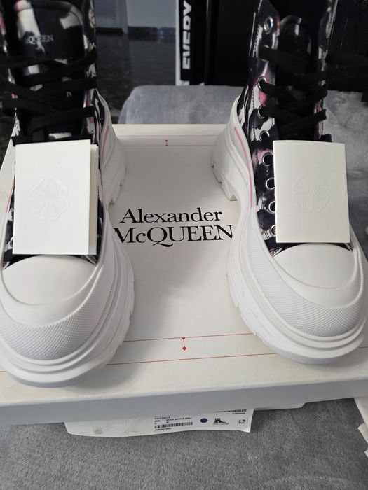 Alexander Mcqueen pentru femei.