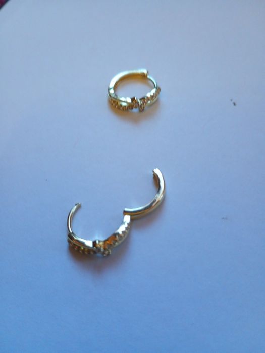 Cercei placați cu aur, NOI