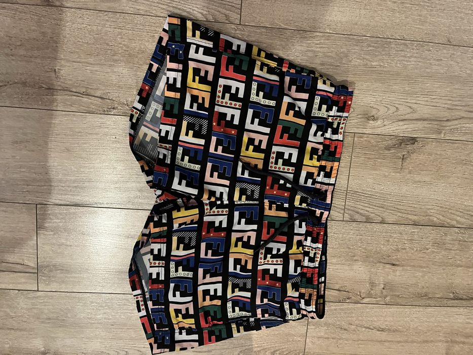 Pantaloni scurti FENDI  original!!