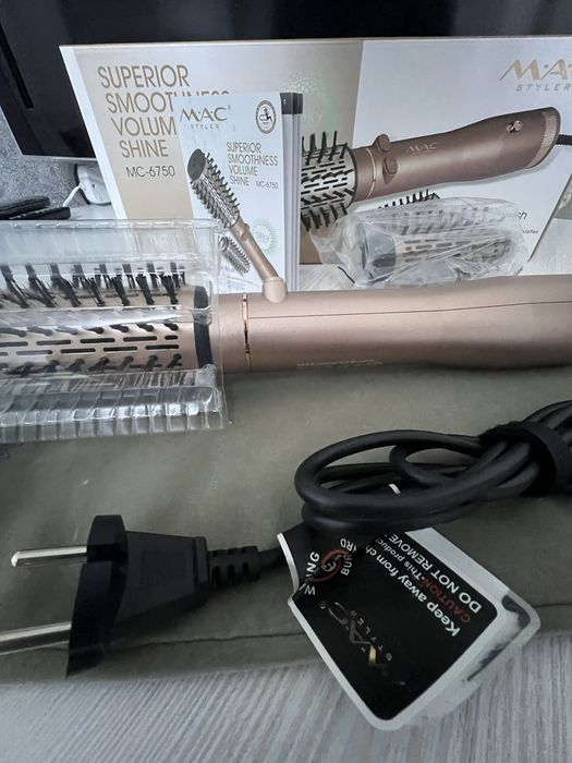 Фен щетка  Две насадки  .Куплено заграницей.