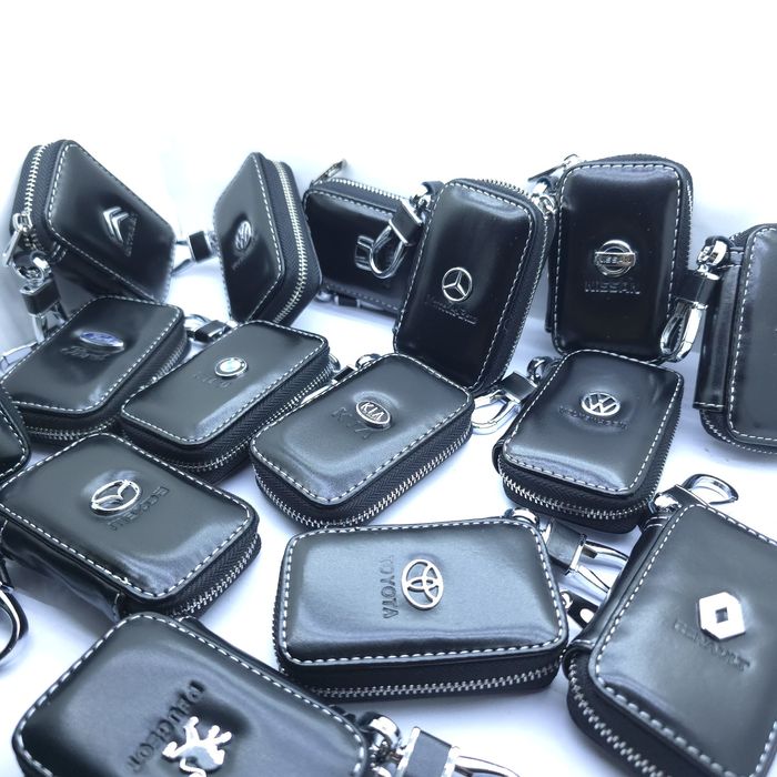 Кожен калъф чантичка за ключове с метално лого