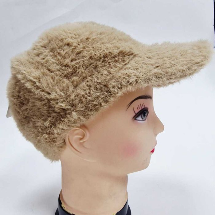 Топла дамска шапка с козирка - пухкав зимен комфорт