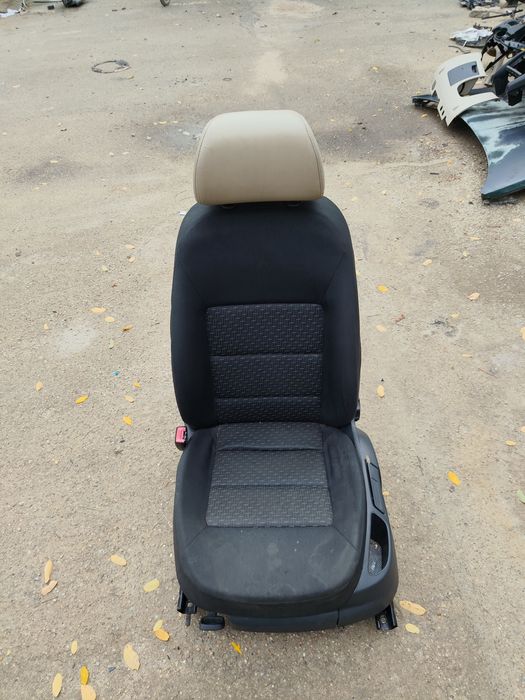 Vând scaun șofer Skoda Octavia 2(2004-2011)material textil