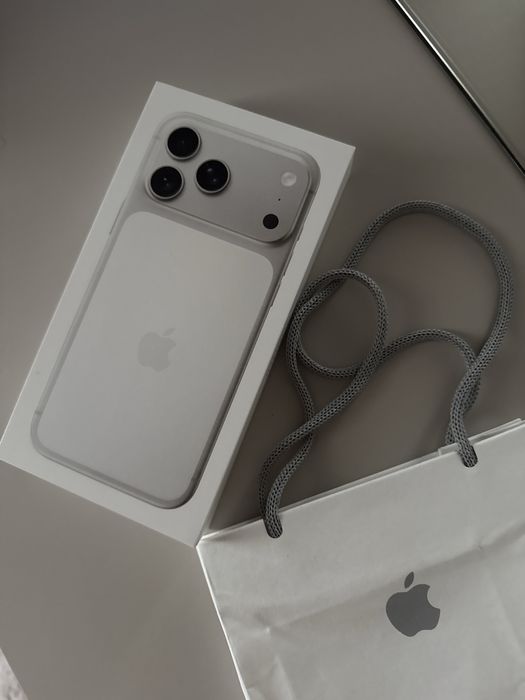 Iphone 17 pro max 512мб серебро