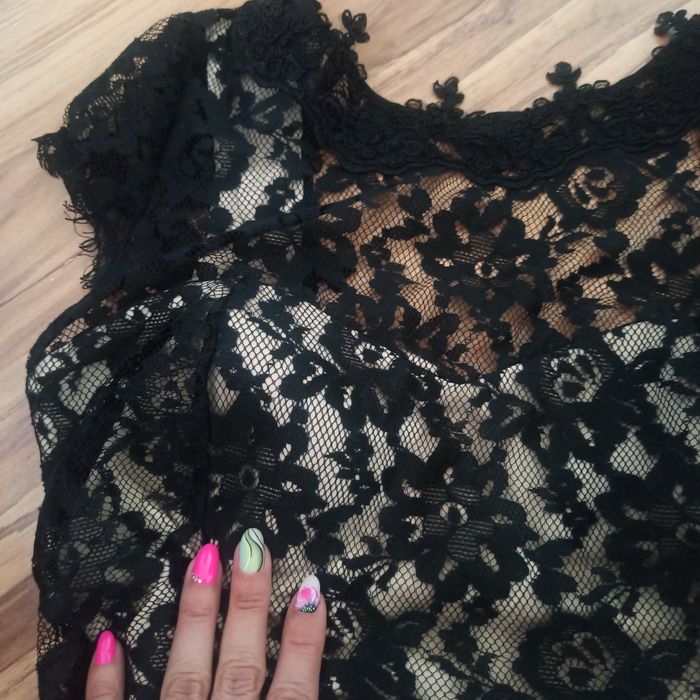 Елегантна черна рокля дантела