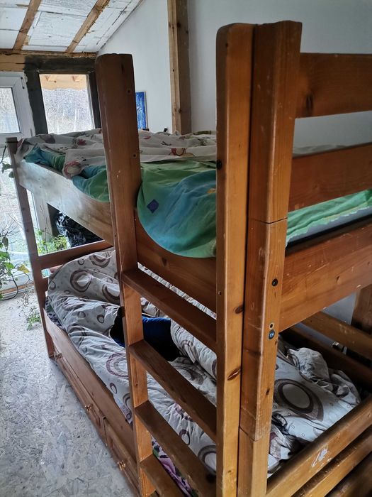 Масивно дървено двуетажно легло с чекмеджета и матраци