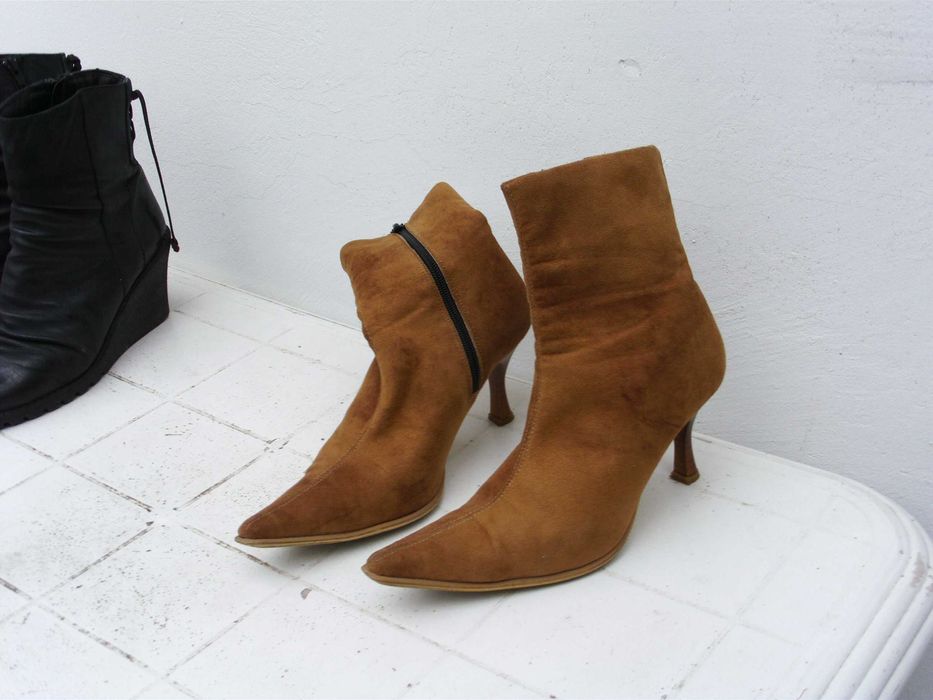 велурени боти и бежова чанта