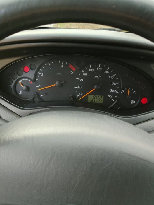 Продавам семеен автомобил