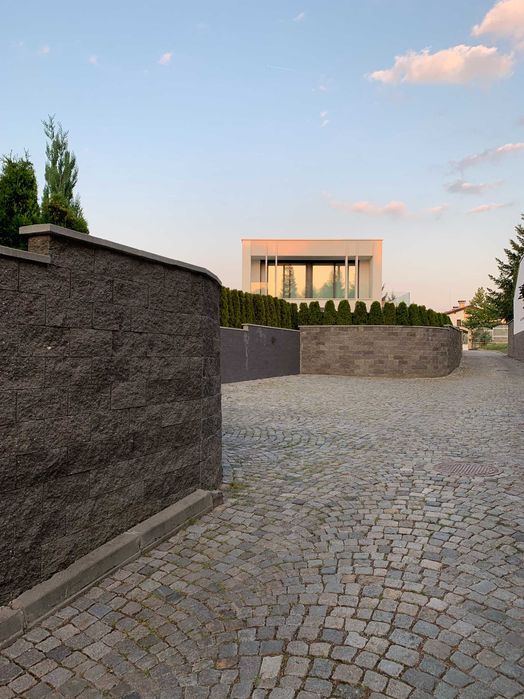 Бетонни / бетонови огради от рустик блокчета имитиращи дялан камък