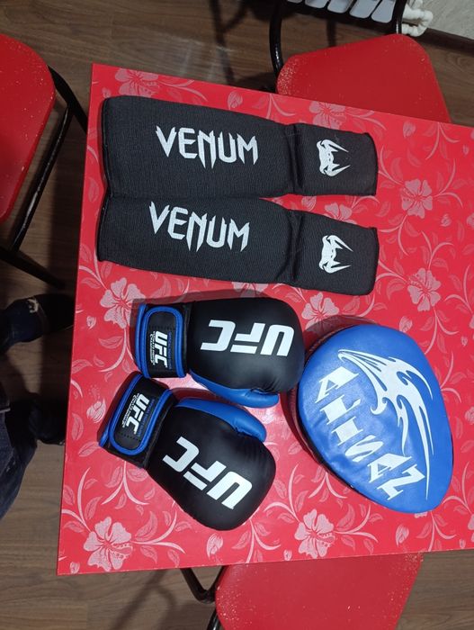 Продаю перчатки  в комплекте