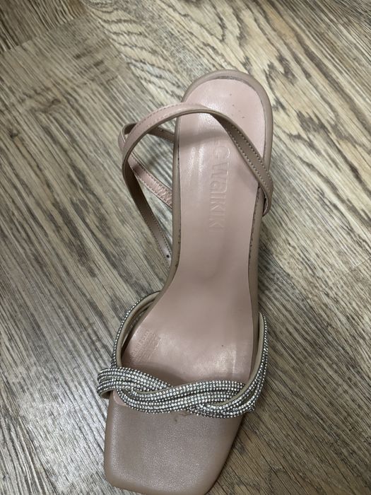 Продам босаножки новые