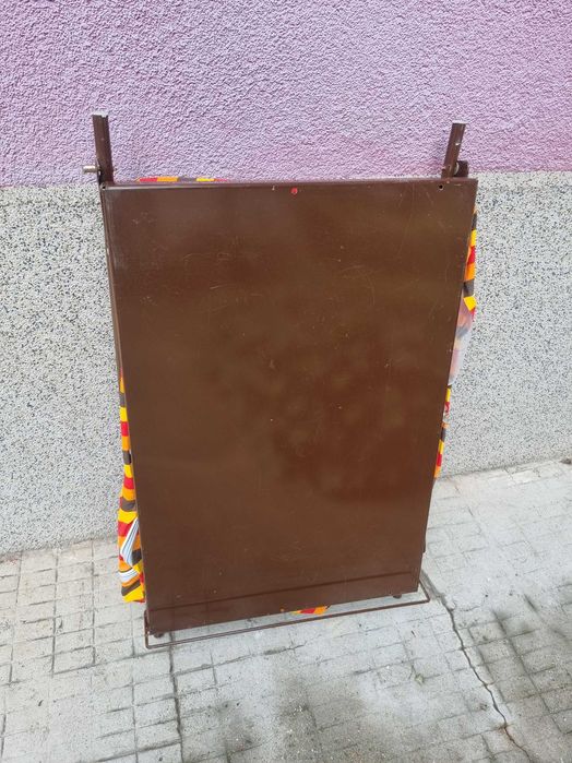 Масичка за къмпинг с място за съхранение на провизии и посуда