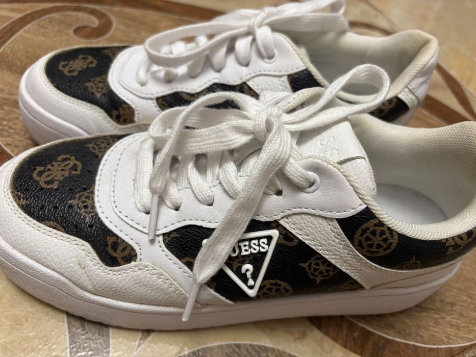 Adidași de vânzare