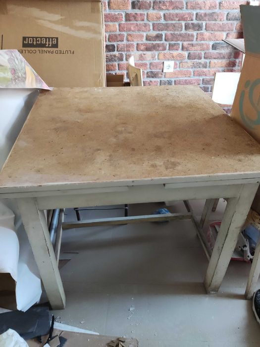 Стара здрава кухненска маса и столове