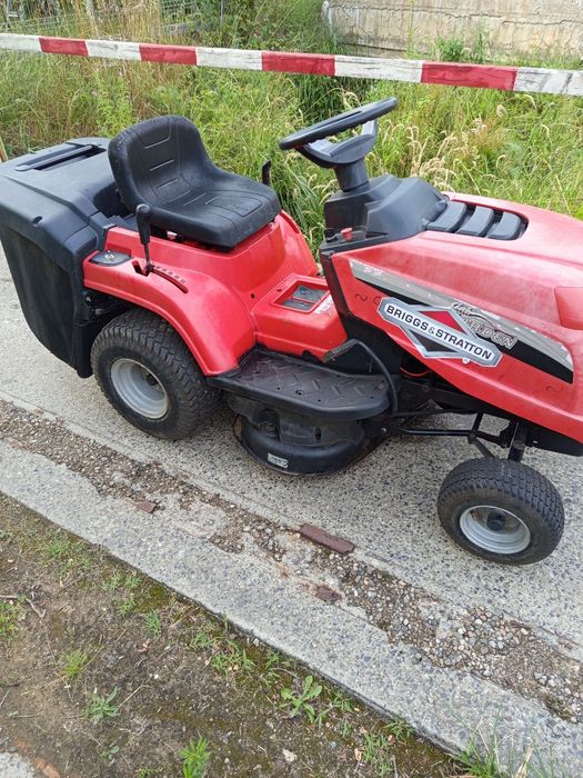 Tractoras tuns iarba