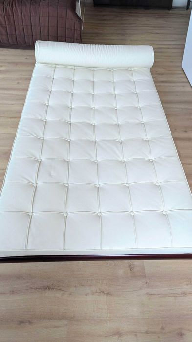 Canapea stil Barcelona Day Bed de Mies van der Rohe pentru Knoll