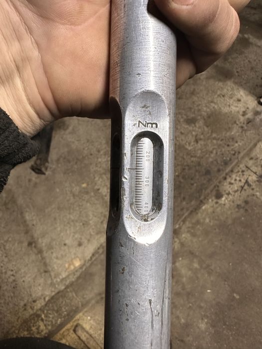 Динамометричей ключ!!!