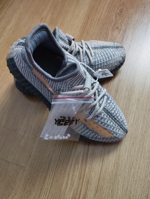 Adidasi Yeezy Boost