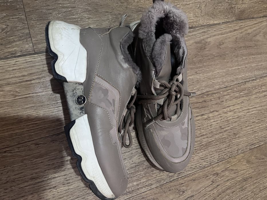 Кроссовки сатылады с мехом