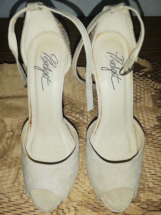 Pantofi cu toc înalt bej 37