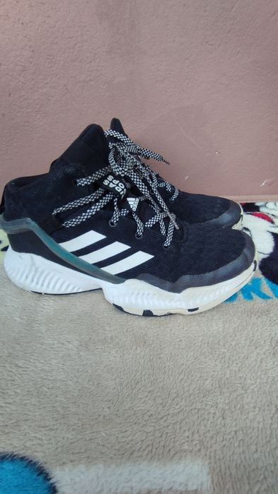 Маратонки Nike, Adidas