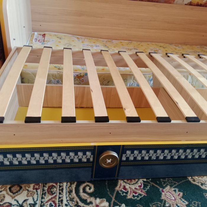 кровать с матрасом