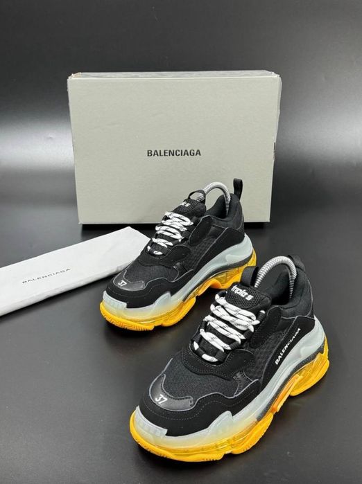Adidași Balenciaga Triple S piele
Mărimi 36 37 38 
Preț 600 ron