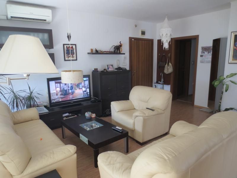 Дава се под наем Тристаен апартамент в София, Манастирски ливади - 142 кв.м за 847.62 € - Снимка #10