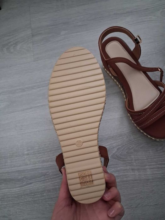 Чисто нови сандали