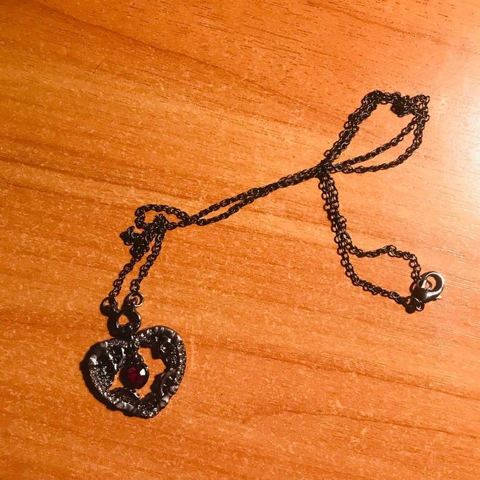 Чёрный кулон с алым сердцем