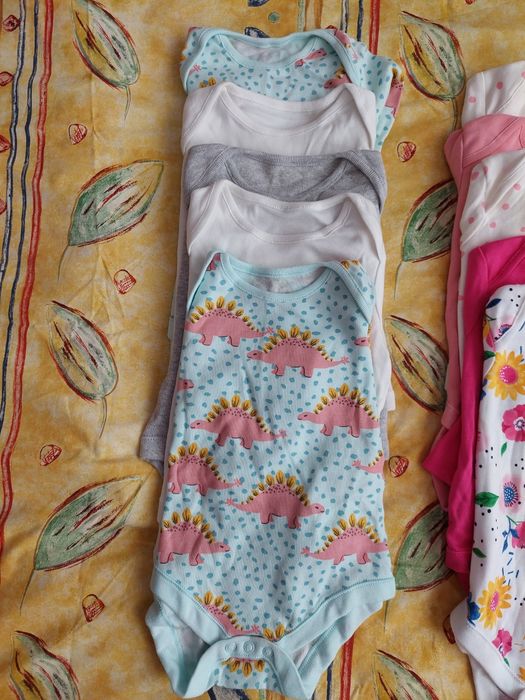 Продавам  бодита с  дълъг ръкав 9-12 месеца, ромпъри 6-9месеца