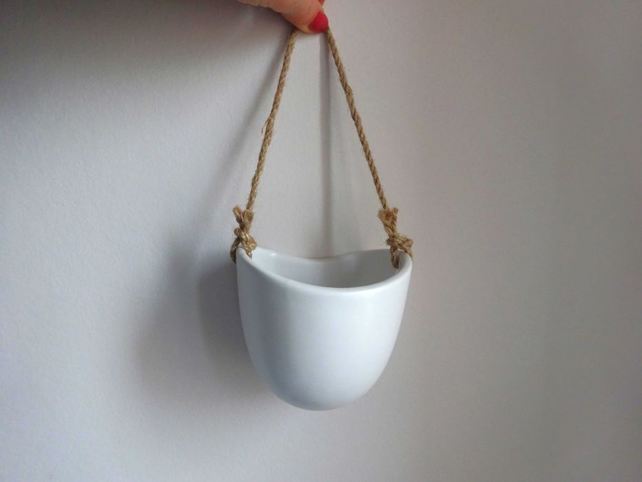 Нова бяла ваза за стена