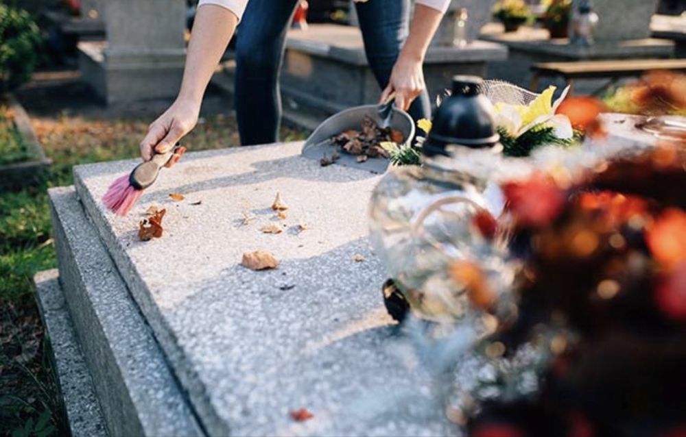 Уборка могил на кладбище