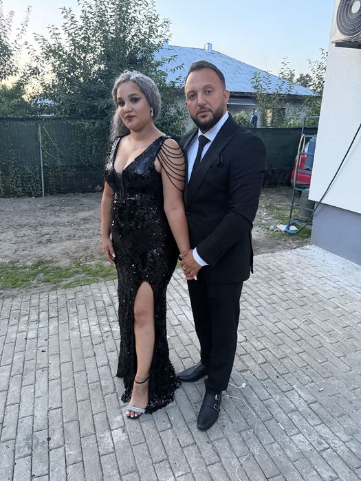 Vând rochii de ocazie purtate o singură dată!cea albastră este marimea 44 si cea neagră 42