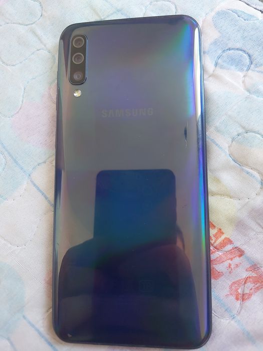Продам срочно самсунг а50 состояние отличное.