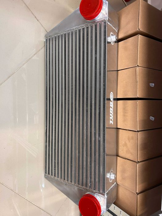TurboWorks универсален интеркулер Intercooler 600x300x102, обърнат